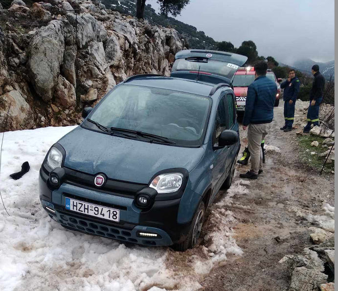 «Κόλλησαν» στα χιόνια στην περιοχή του Σκίνακα